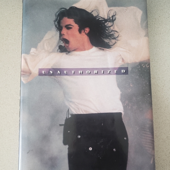 Michael Jackson Book - Picture 2 of 4